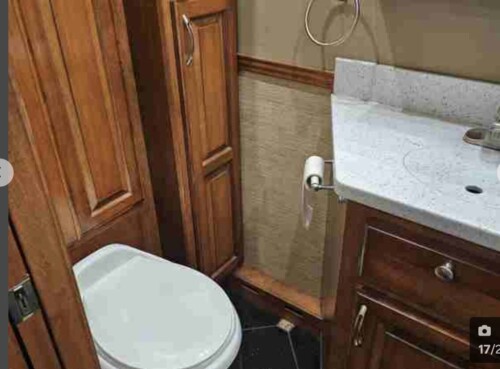 2016 Showhauler 2 Bath Cascadia Coach, 600HP, 13 Speed, 56K Miles, Available Today - Image 18